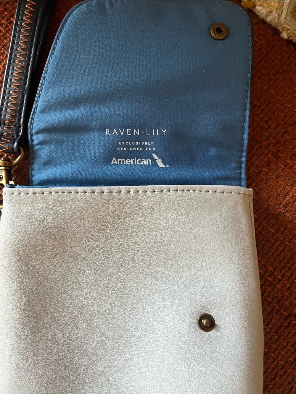 Raven & Lily for American Airlines light/dark blue pouch.